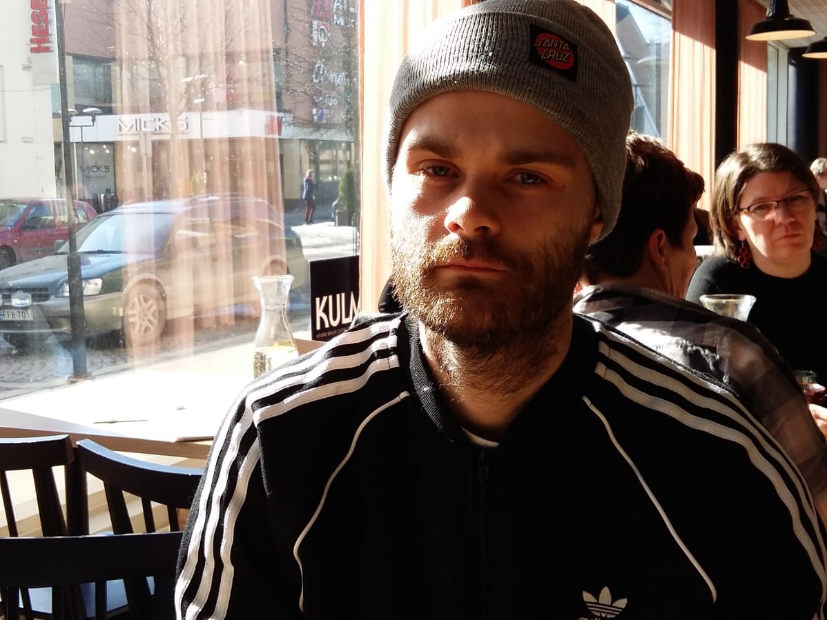 MC Kajo istuu kahvilassa