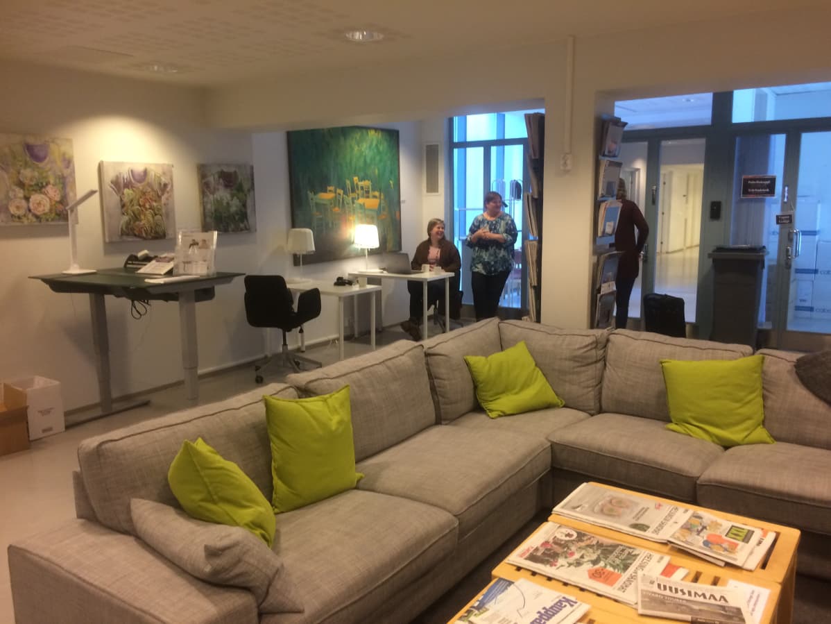 Kunnan järjestämään etätyöpisteeseen mahtuu kerralla kymmenisen työntekijää. Sipoo sijoitti etätyöpisteeseen alle 1000 euroa.