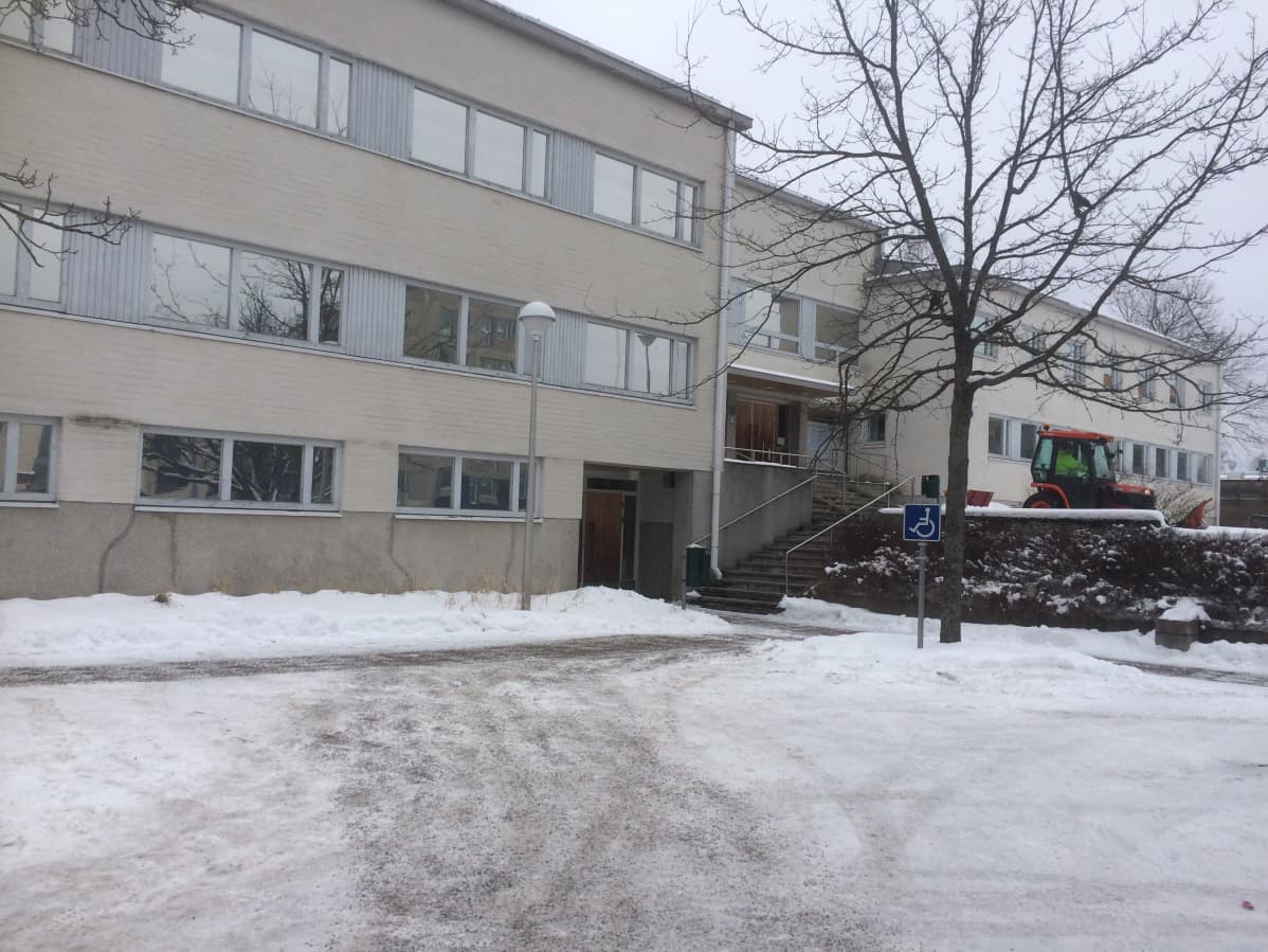 Sipoon kunnantalon harmaa ulkuori kätkee sisäänsä maksuttoman etätyöpisteen.