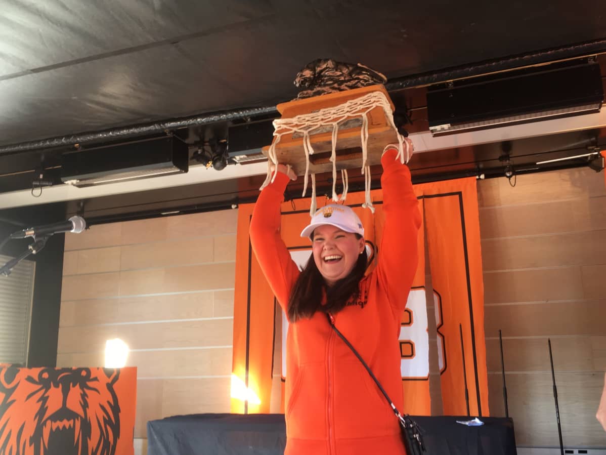 Kaupunginjohtaja Linda Leinonen Kauhajoen KarhuBasketin kultajuhlassa 19.5.2018