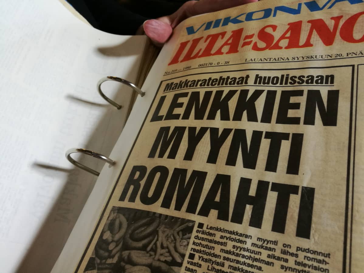 Leena Jakkula näyttää Ilta-Sanomien juttua lenkkimakkarasta.