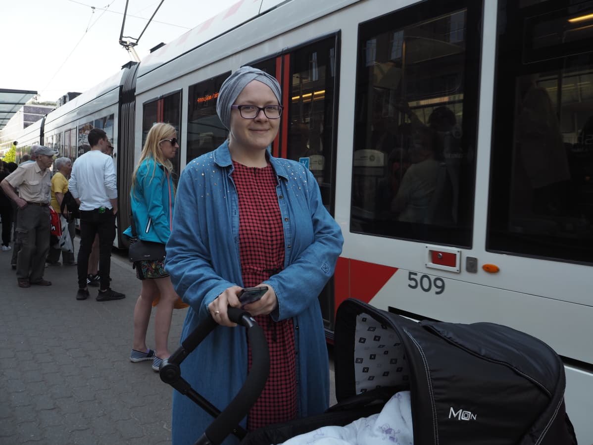 Jos joukkoliikenne olisi maksullista, Maria Ikbal viettäisi enemmän aikaa kotona.