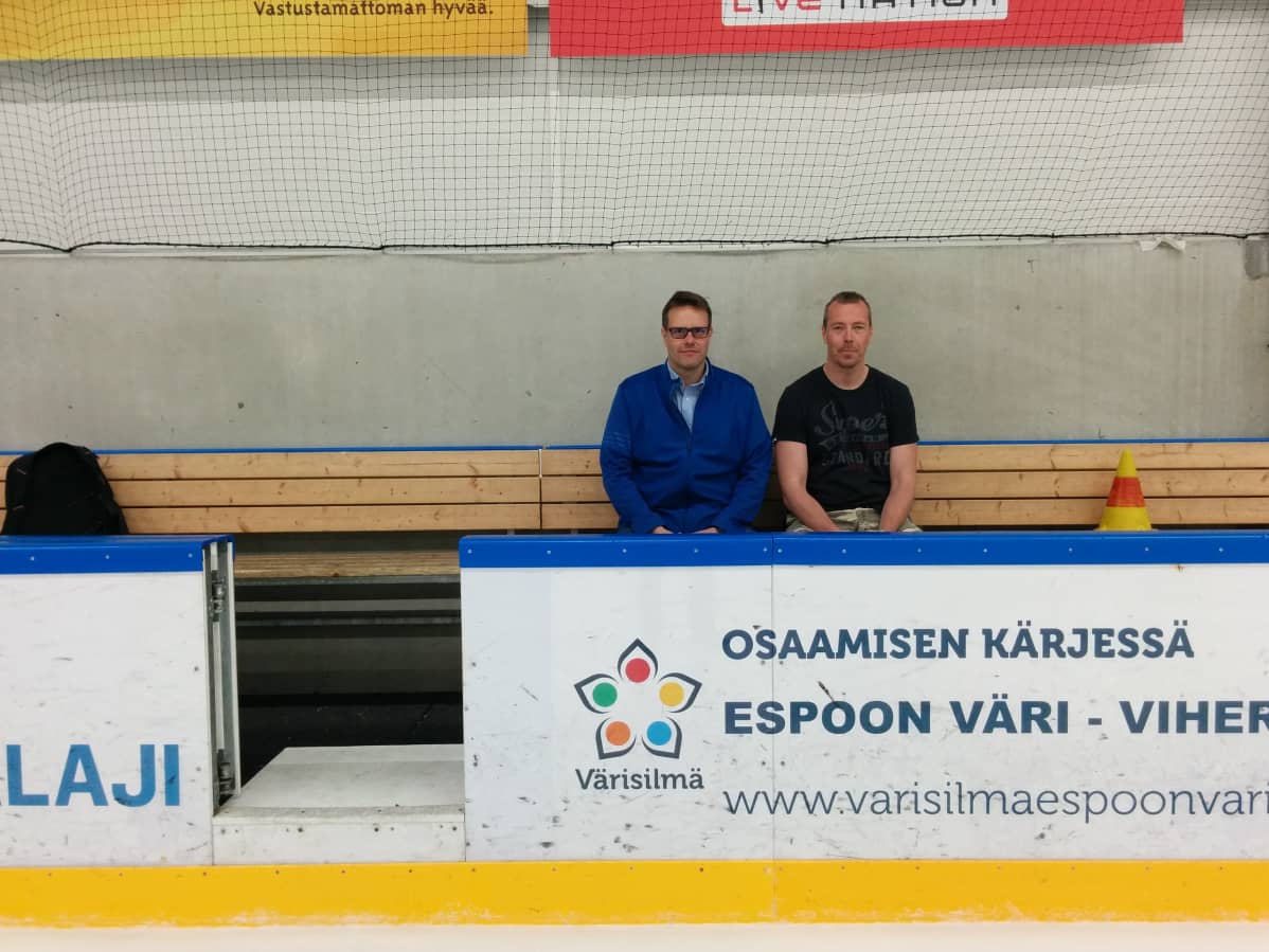 Juhani Pöntinen ja Janne Ahoniemi istuvat Leppävaaran jäähallissa vaihtoaitiossa normaalit kesävaatteet päällään.