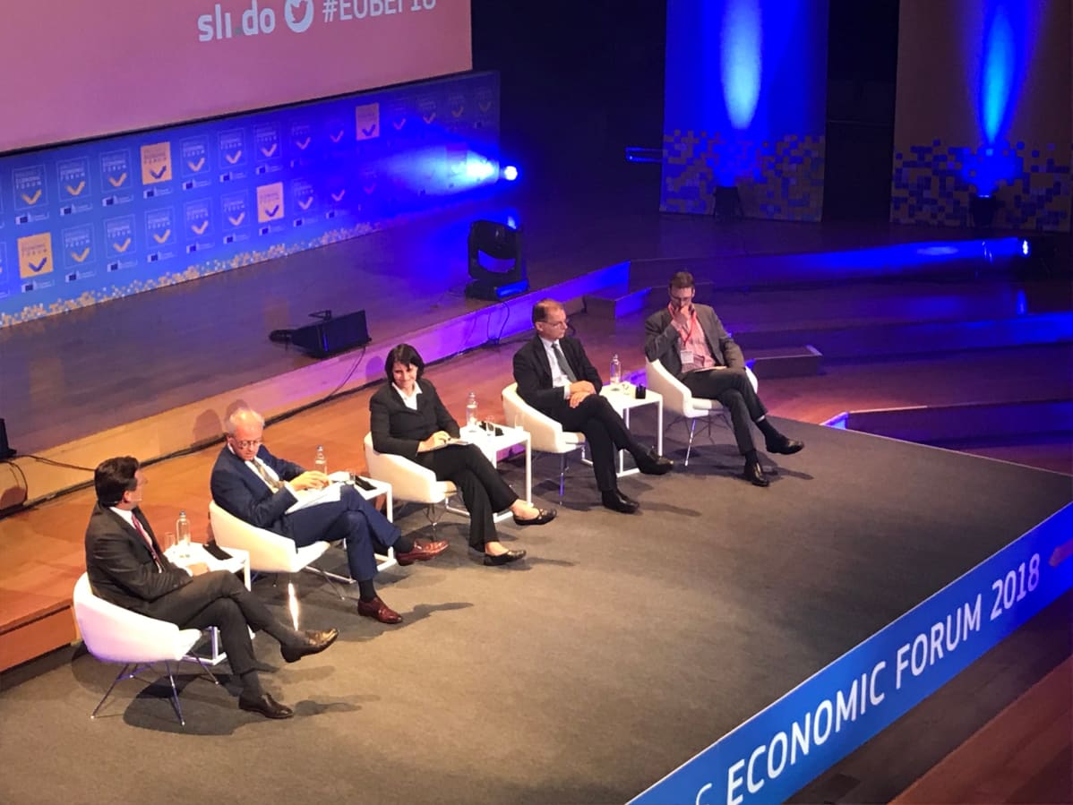 Brysselin talousforumin panelisteja.