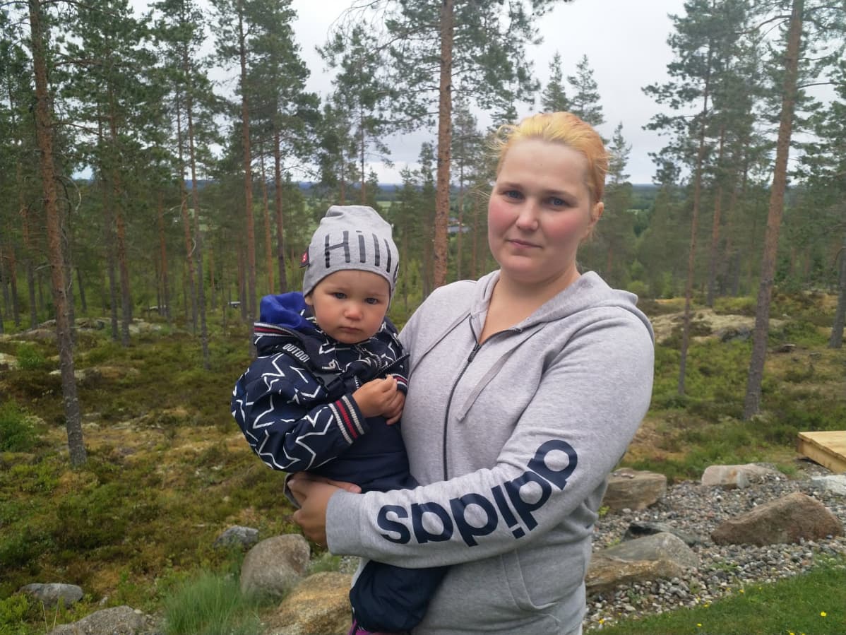 Kurikkalaisen Leena Latvalan perhe asuu lähellä Jurvan rajaa. Kotitalon lähistöllä on tehty susihavaintoja.