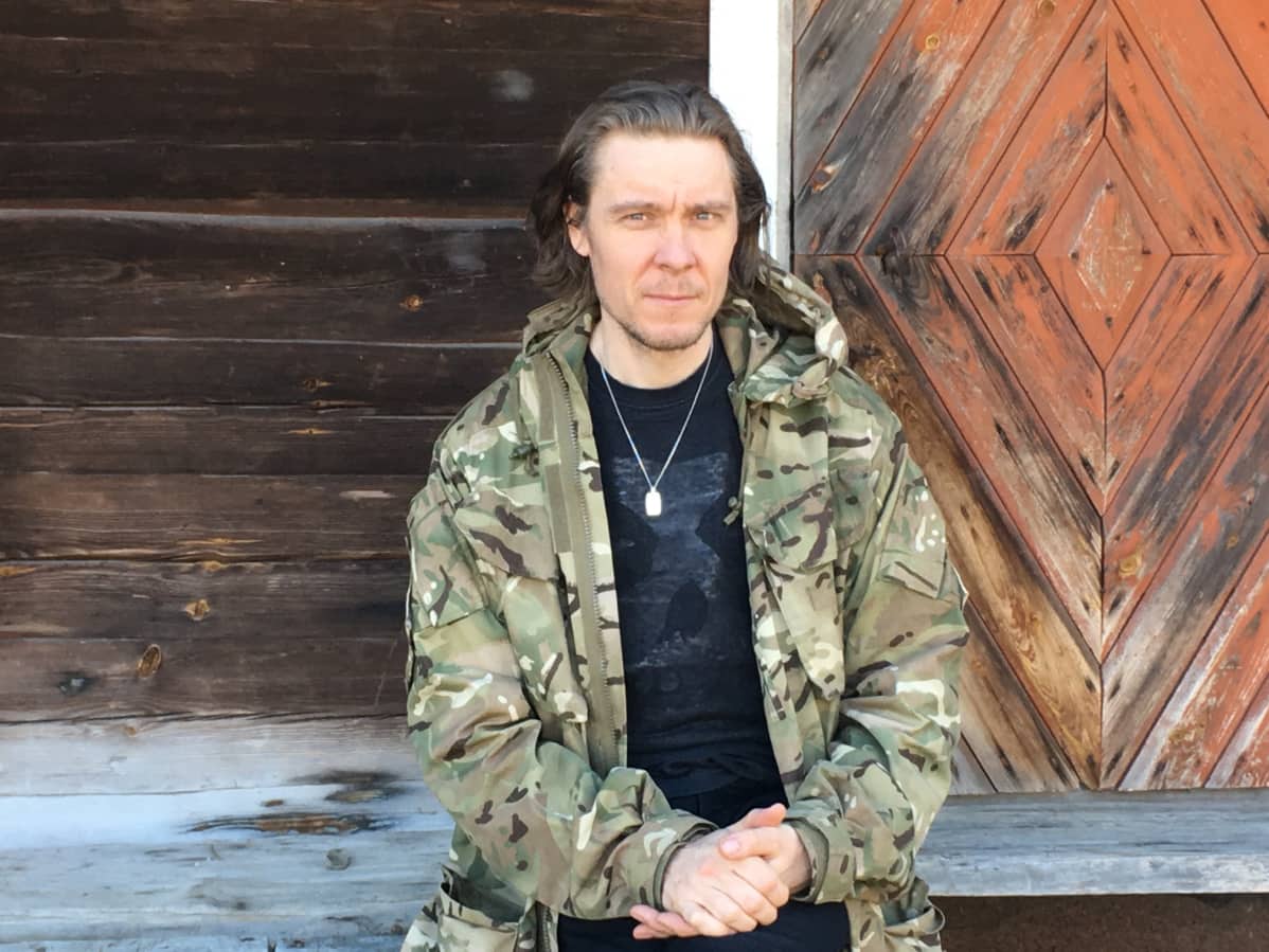 Tuukka Temonen kotitilallaan Iitissä.