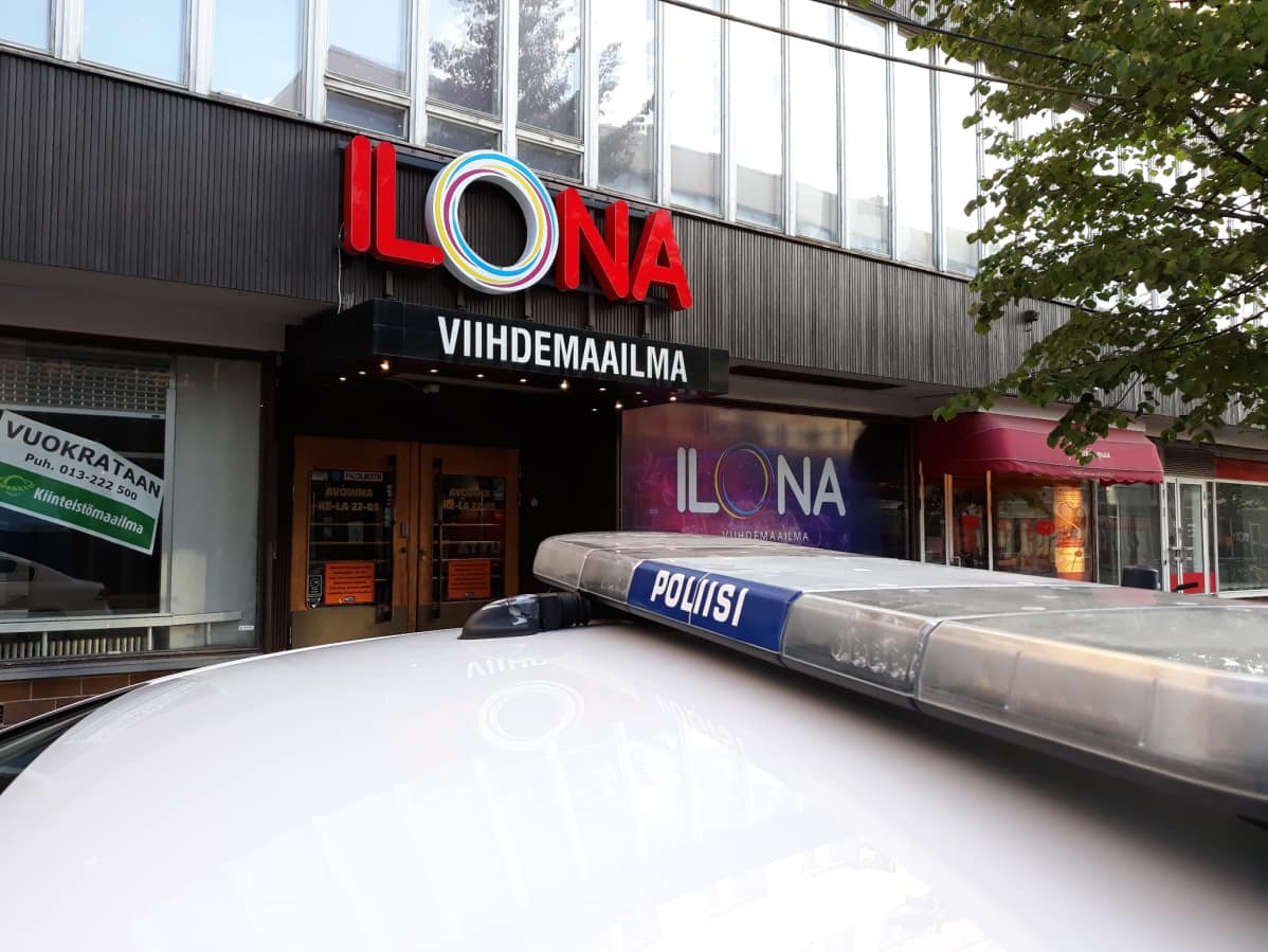 Poliisiauto Joensuun keskustassa sijaitsevan ravintolan edustalla 13.7.2018.