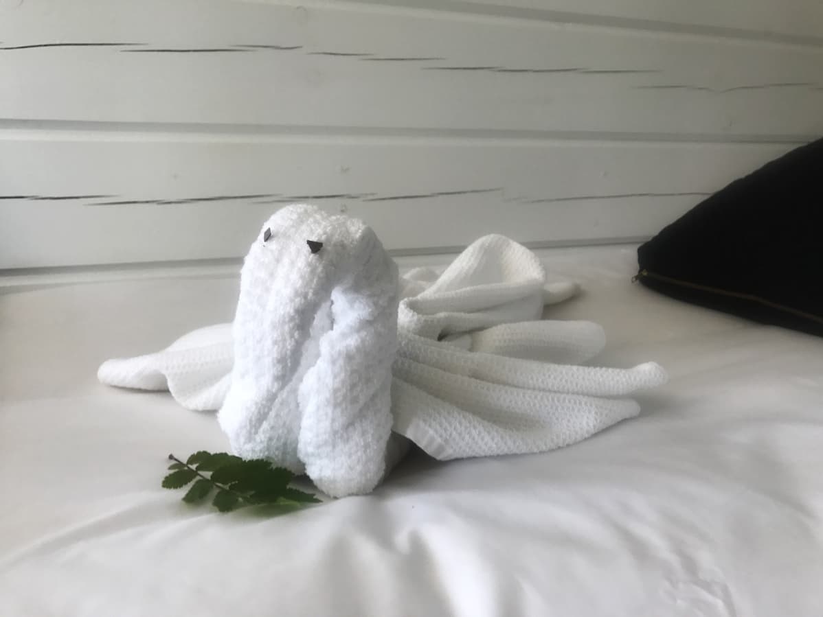 Pyyhkesstä muotoiltu koriste sängynpäälle.