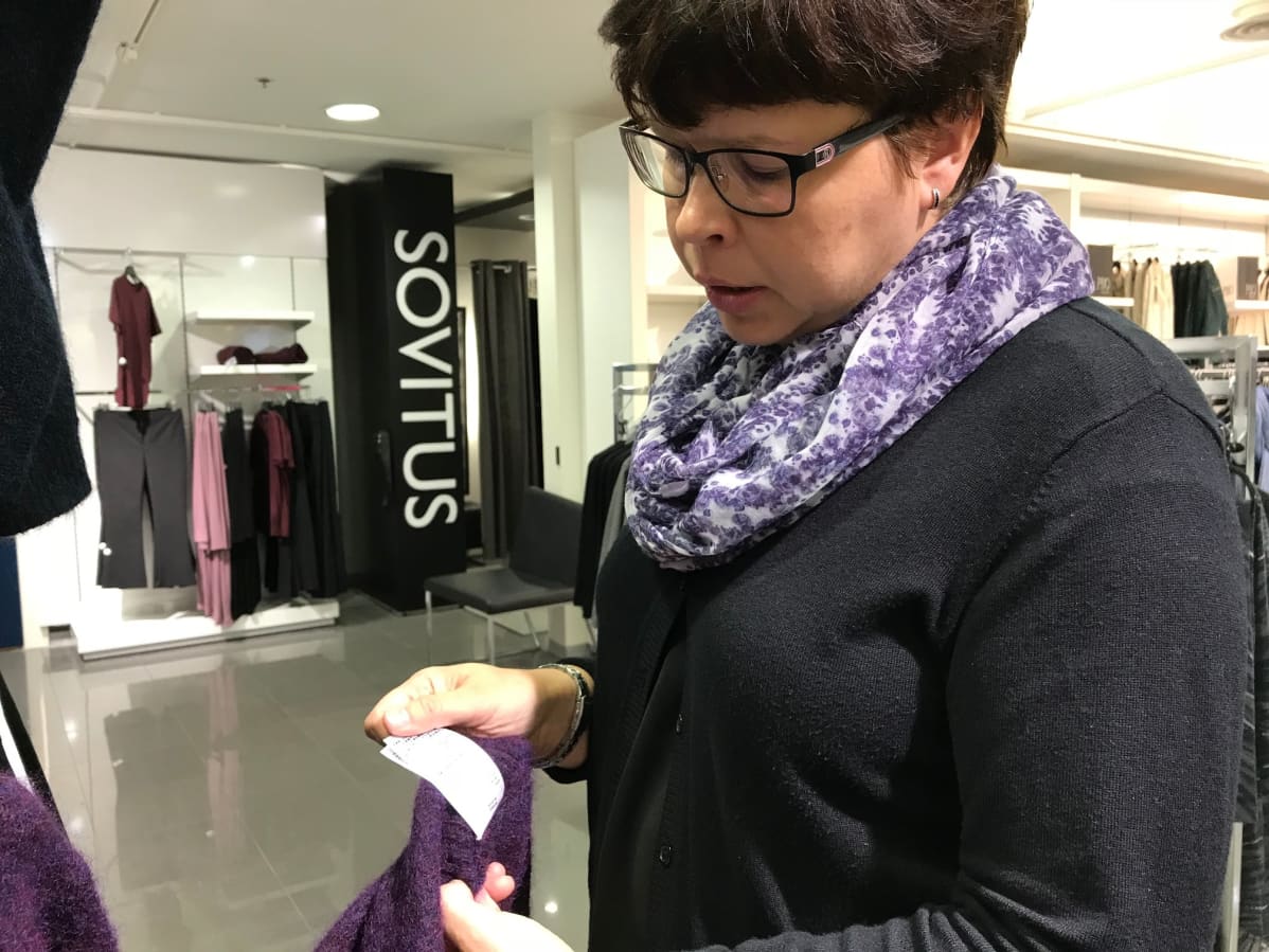 Lahden ammattikorkeakoulun kehittämispäällikkö Kirsti Cura tutkii neuleen materiaalilistaa.