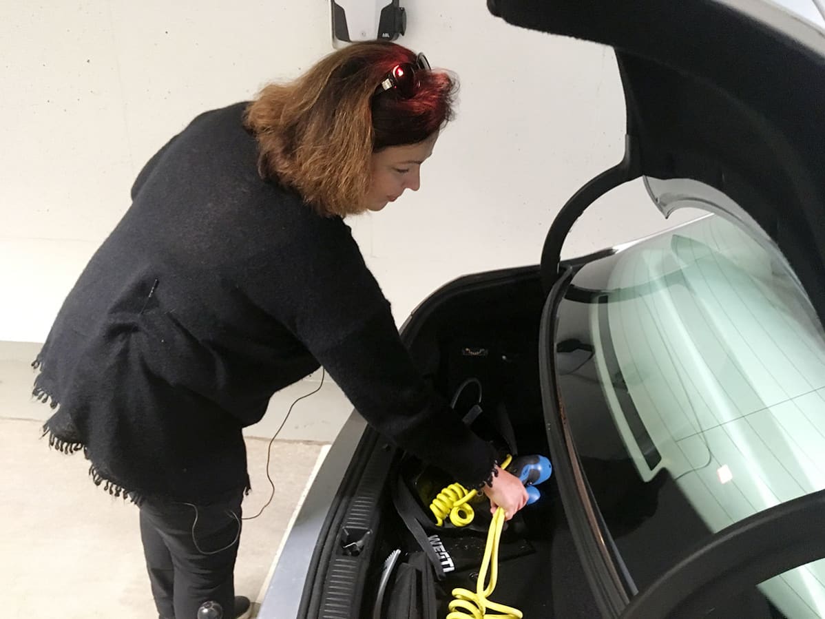 Hybridiauton latauskaapeli kulkee auton takakontissa