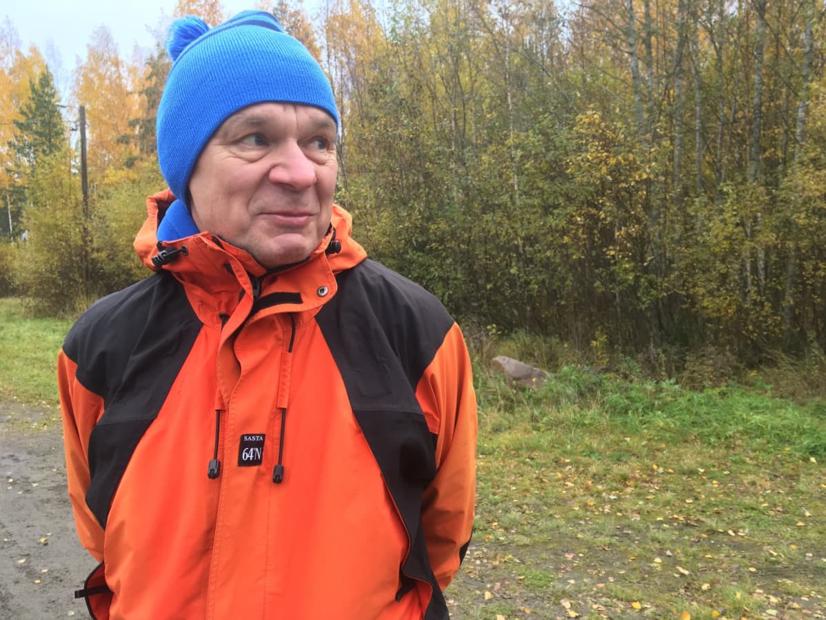 mies pipo päässä ulkoilualueella jyväskylässä