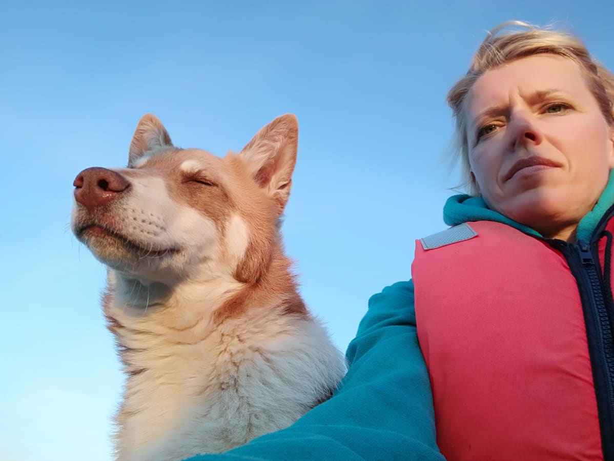 Riikka Juntunen koiransa Millin kanssa.