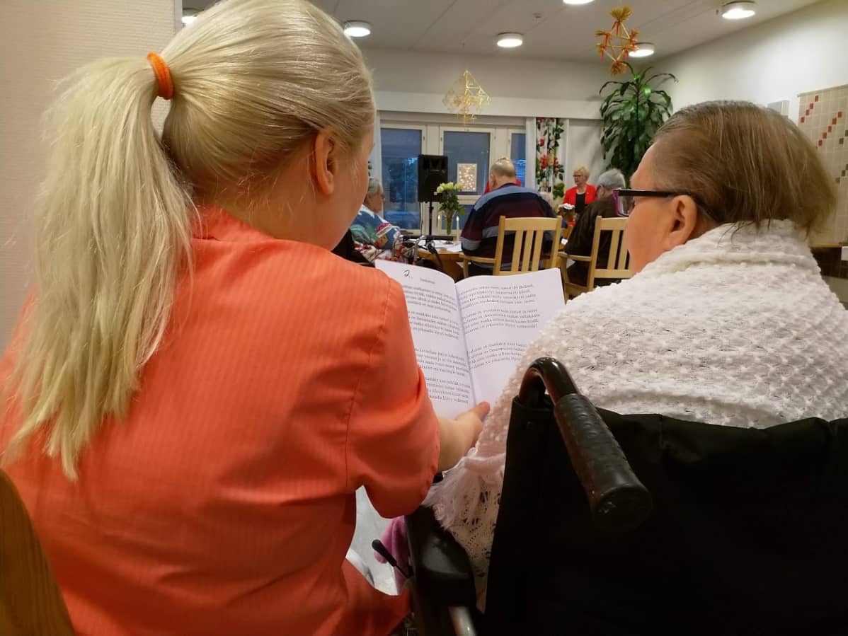 Hoitaja ja vanhus