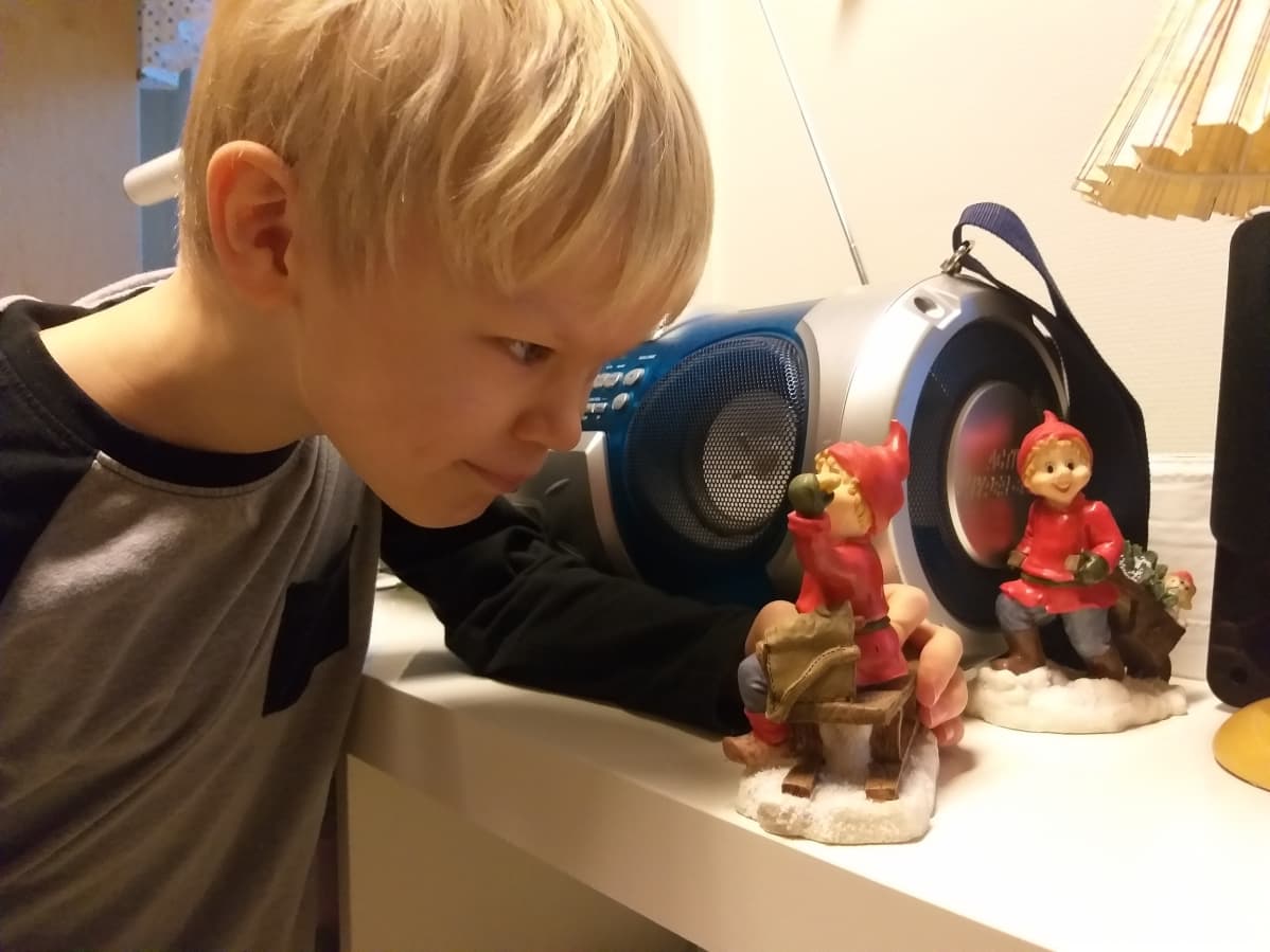 Leo Dziok katselee tuimasti tonttua.