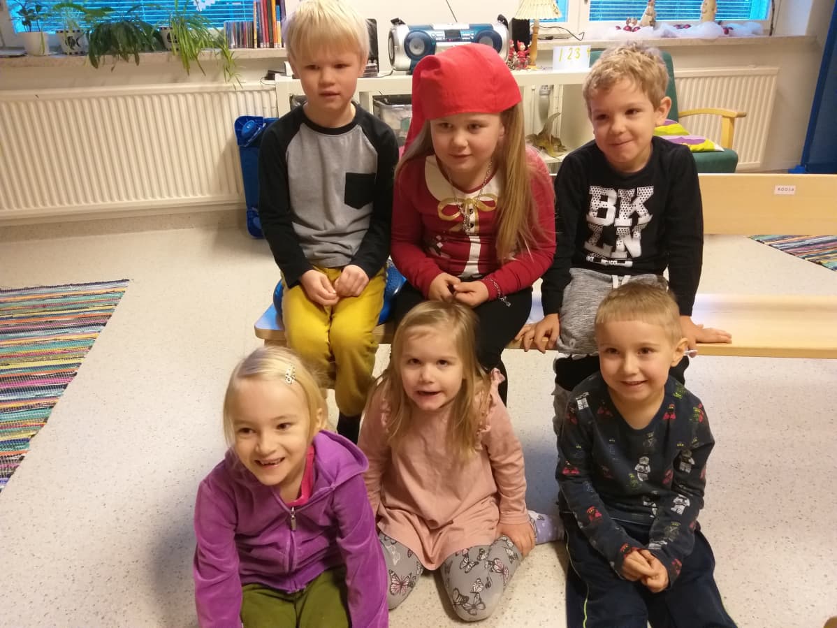 Päärnäisten päiväkodin lapsia rivissä.