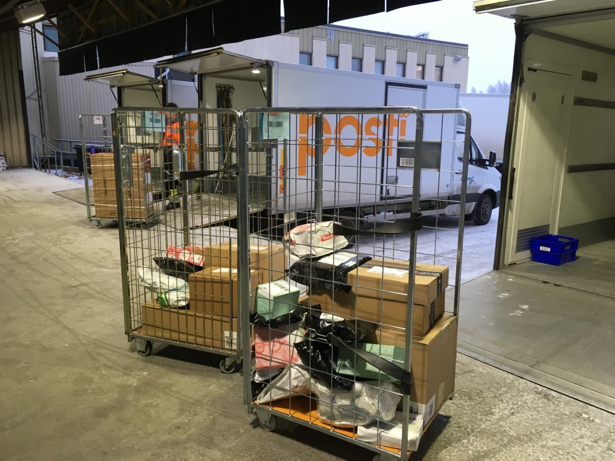 Paketit kulkevat lakossa kirjeitä nopeammin, koska niiden käsittelyyn ei tarvita paljoa työvoimaa.