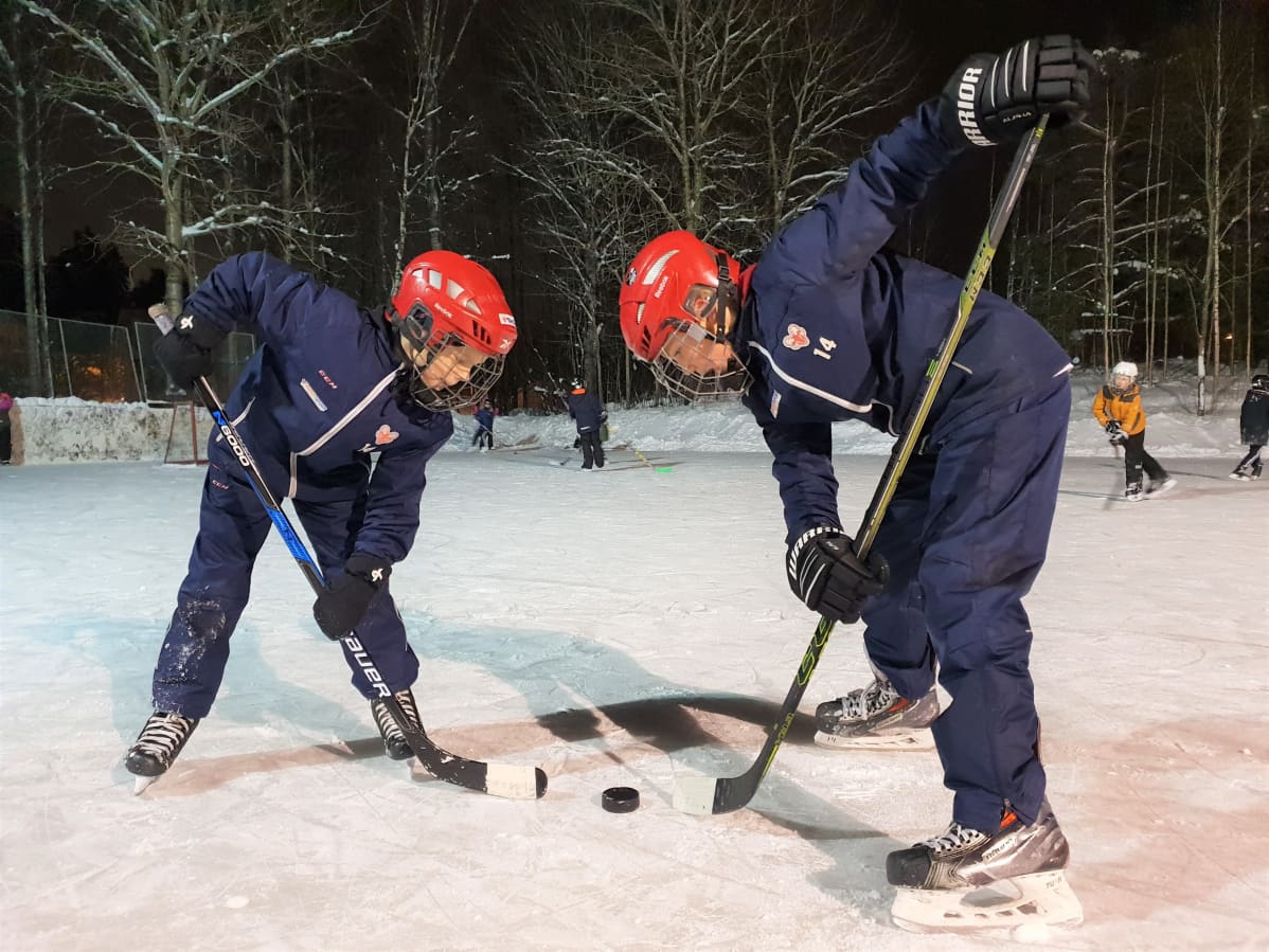Taisto ja Tarmo Kostiainen Laitaatsillan kentällä Savonlinnassa