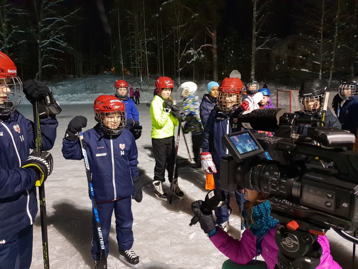 Tarmo ja Taisto Kostiainen v-jutun kuvauksissa Laitaatsillan kentällä