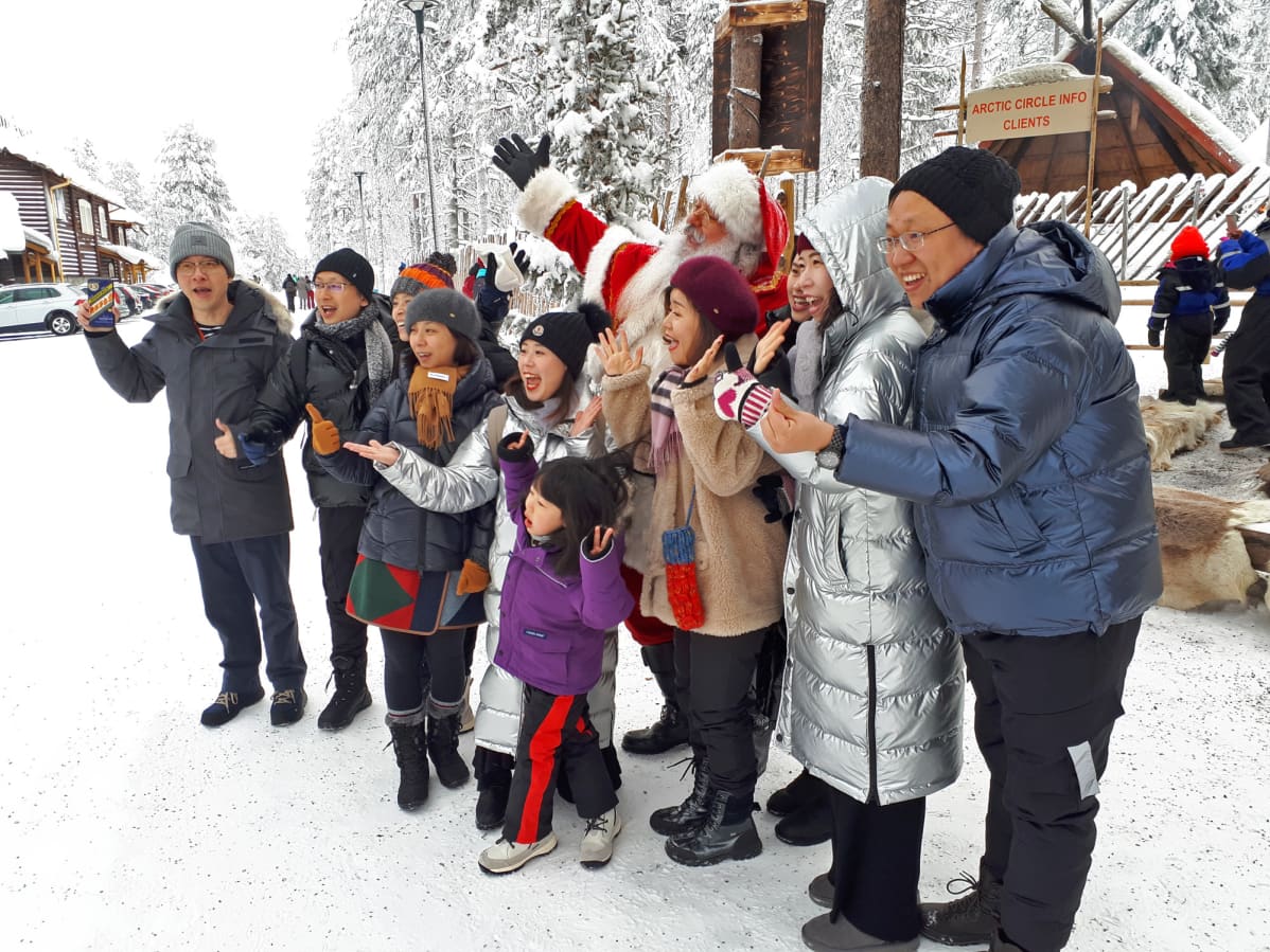 Aasialaisturisteja ei häiritse väentungos turistikohteissa.