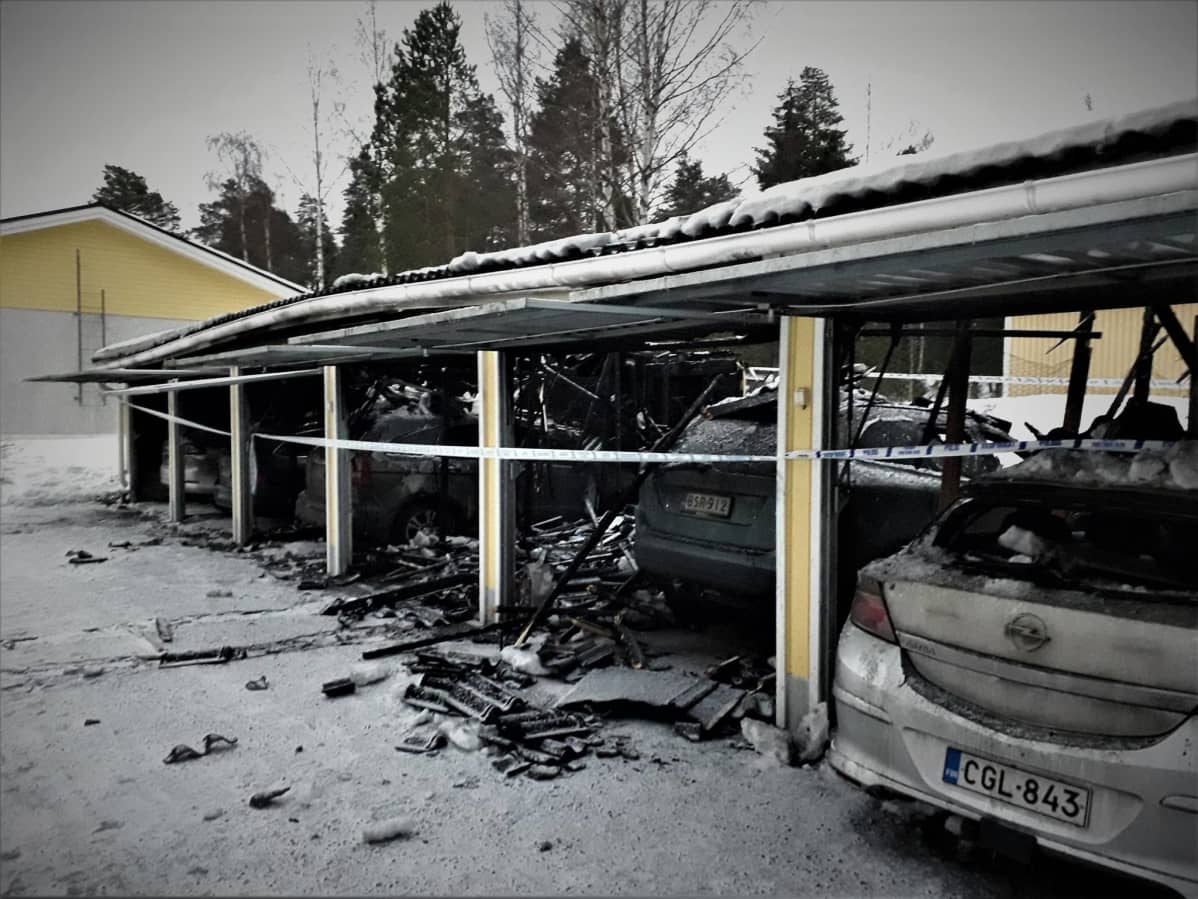 Kaikki tallissa olleet autot vaurioituivat.