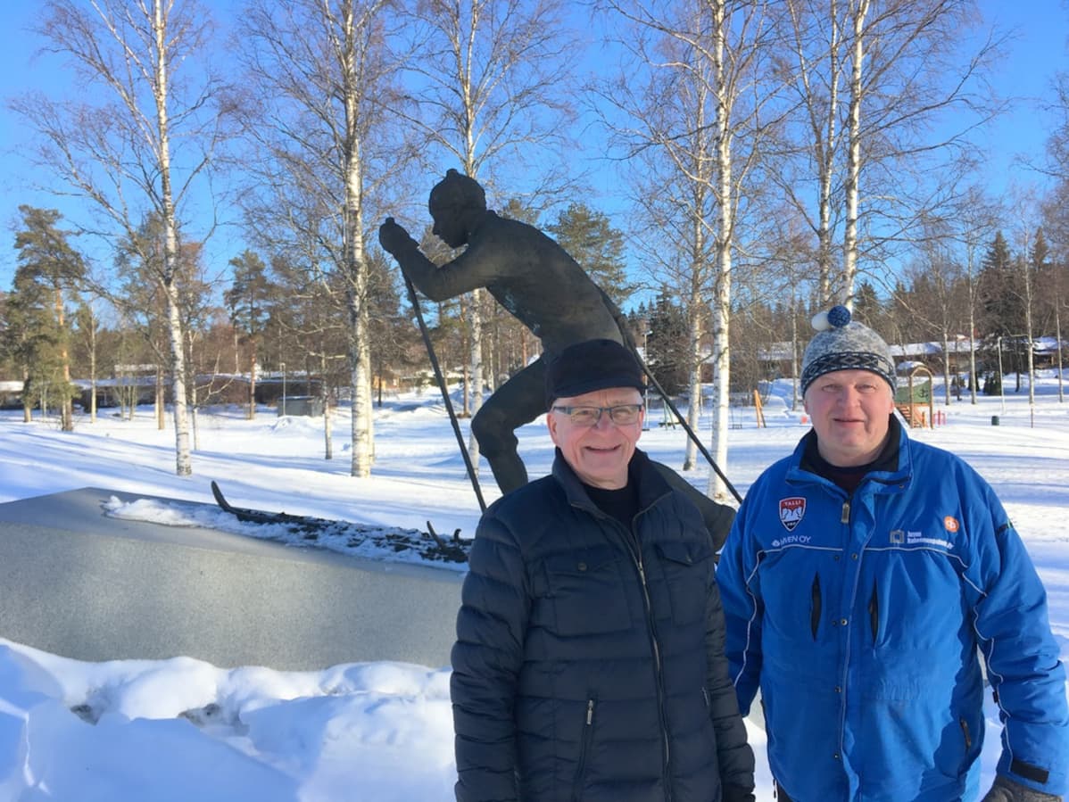 Heikki Karvinen ja kenttämestari Pertti Sistonen Kalevi Hämäläisen patsaalla.