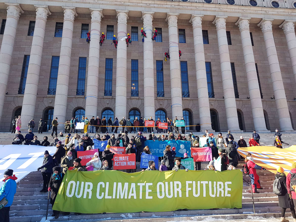 Greenpeacen mielenosoitus eduskuntatalon edustalla