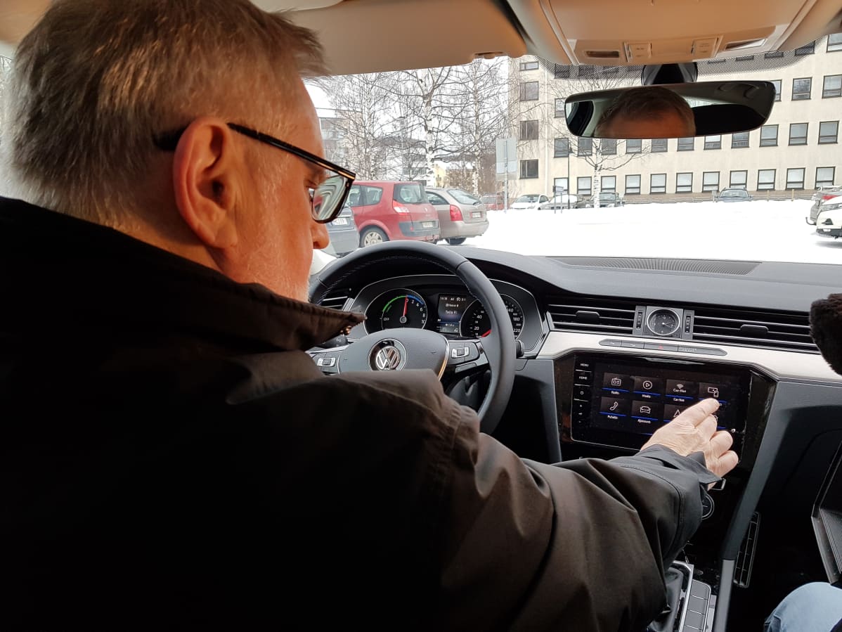 Rovaniemen kaupunginjohtaja Esko Lotvonen ajaa virka-autoaan, hybridi-Volkswagenia.