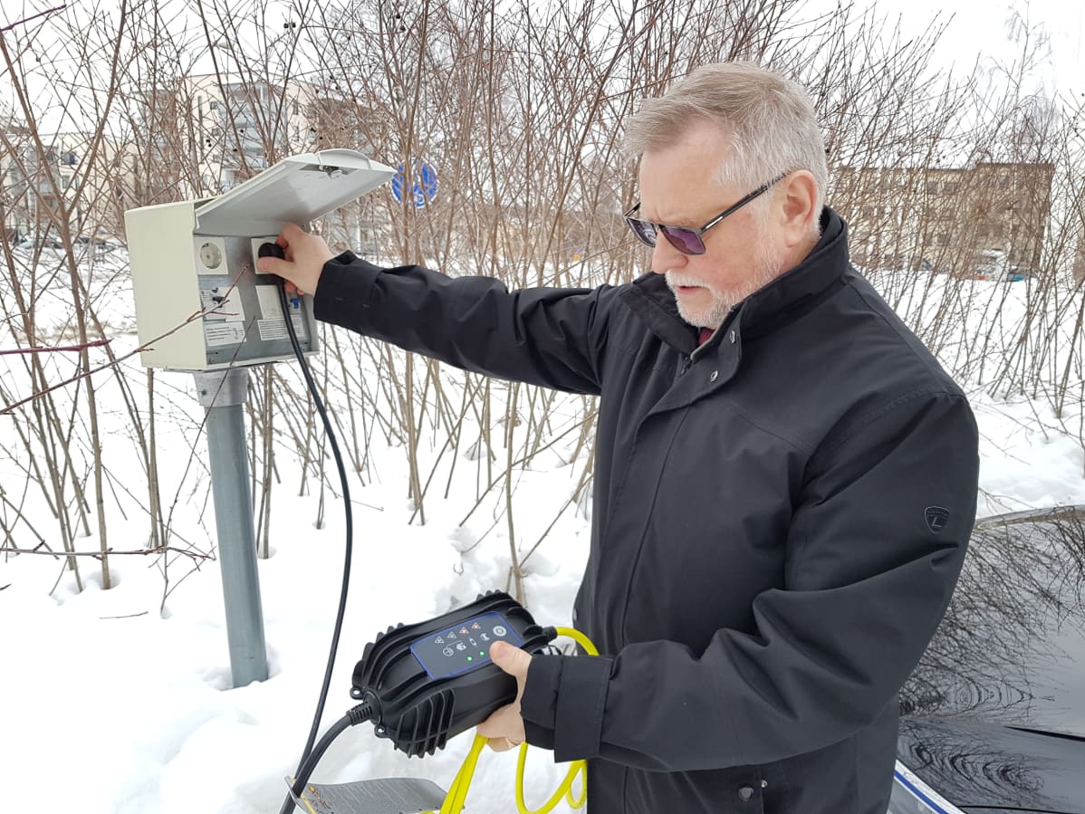 Kaupunginjohtaja Esko Lotvonen laittaa virka-autonsa lataukseen.