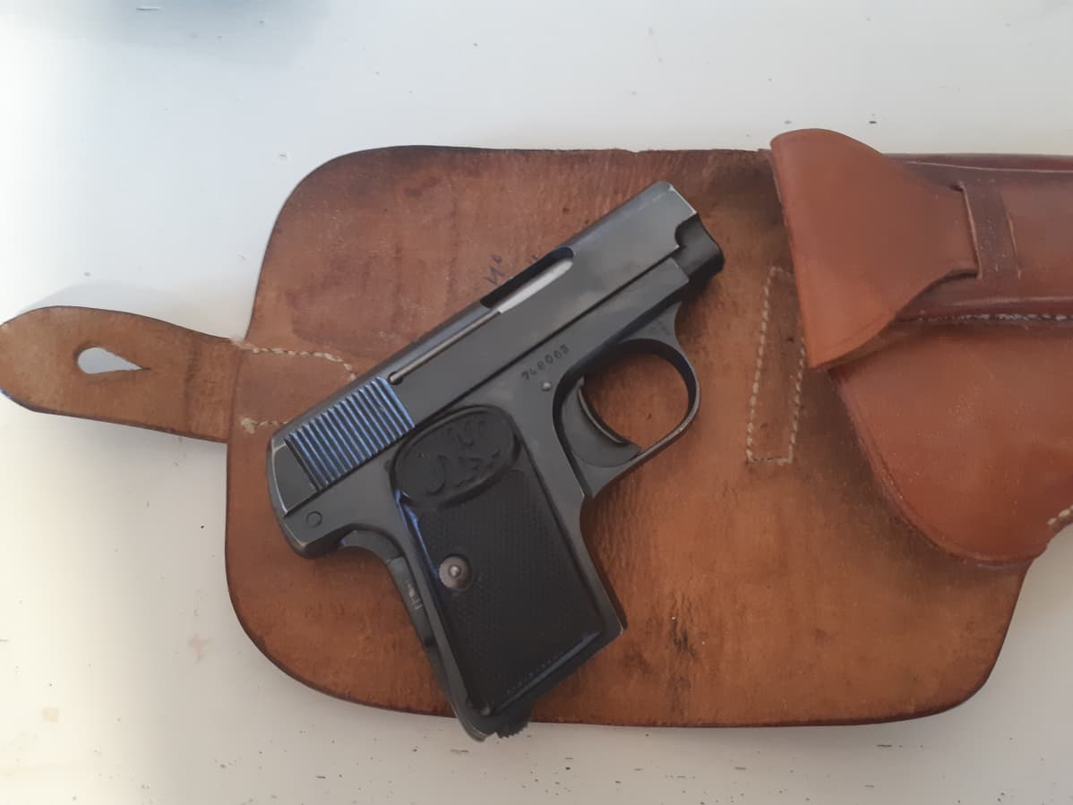 Browning-pistooli kotelon päällä