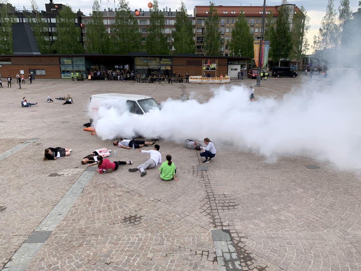 Pakettiautosta tulee savua Mikkelin torilla suuronnettomuusharjoituksessa.