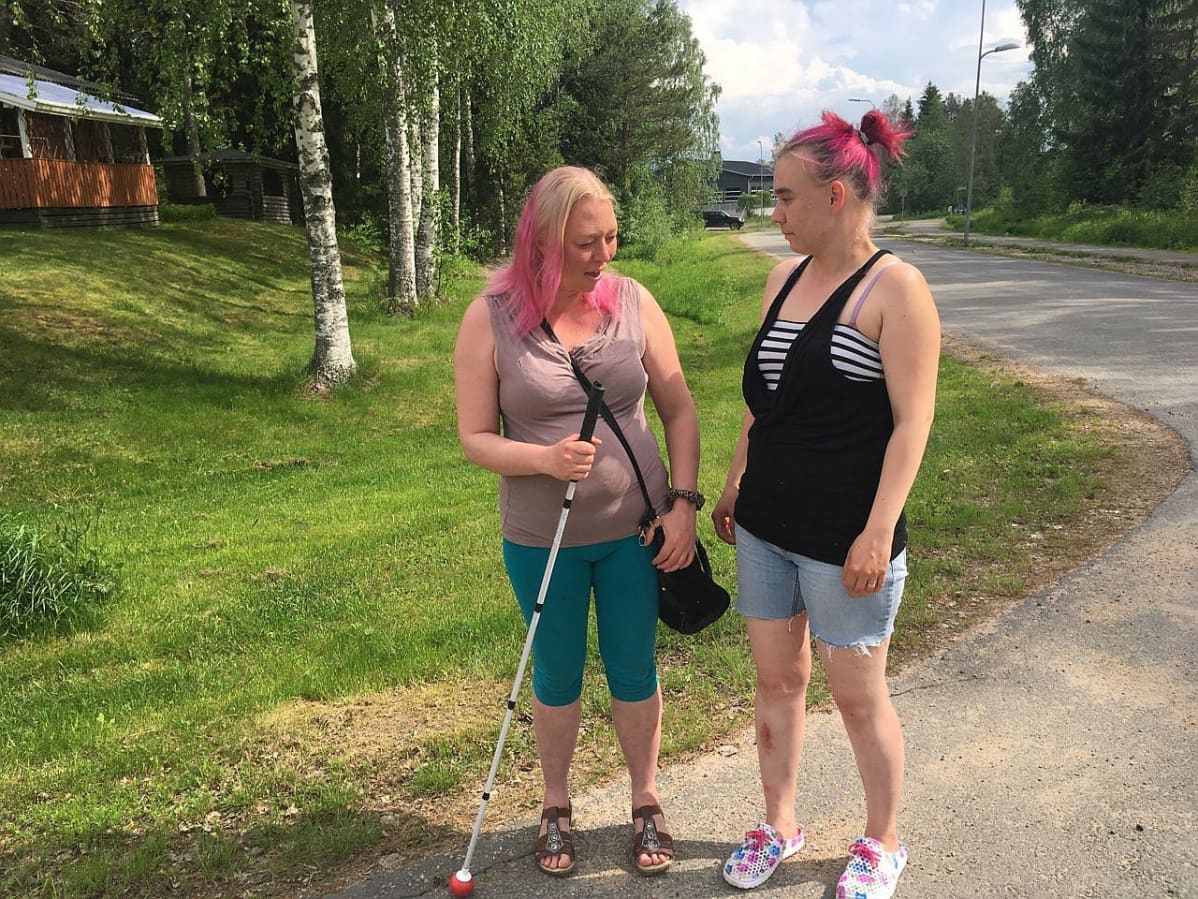 Kuurosokea Mirva Messala ja hänen avustajansa Tuula Sassi.