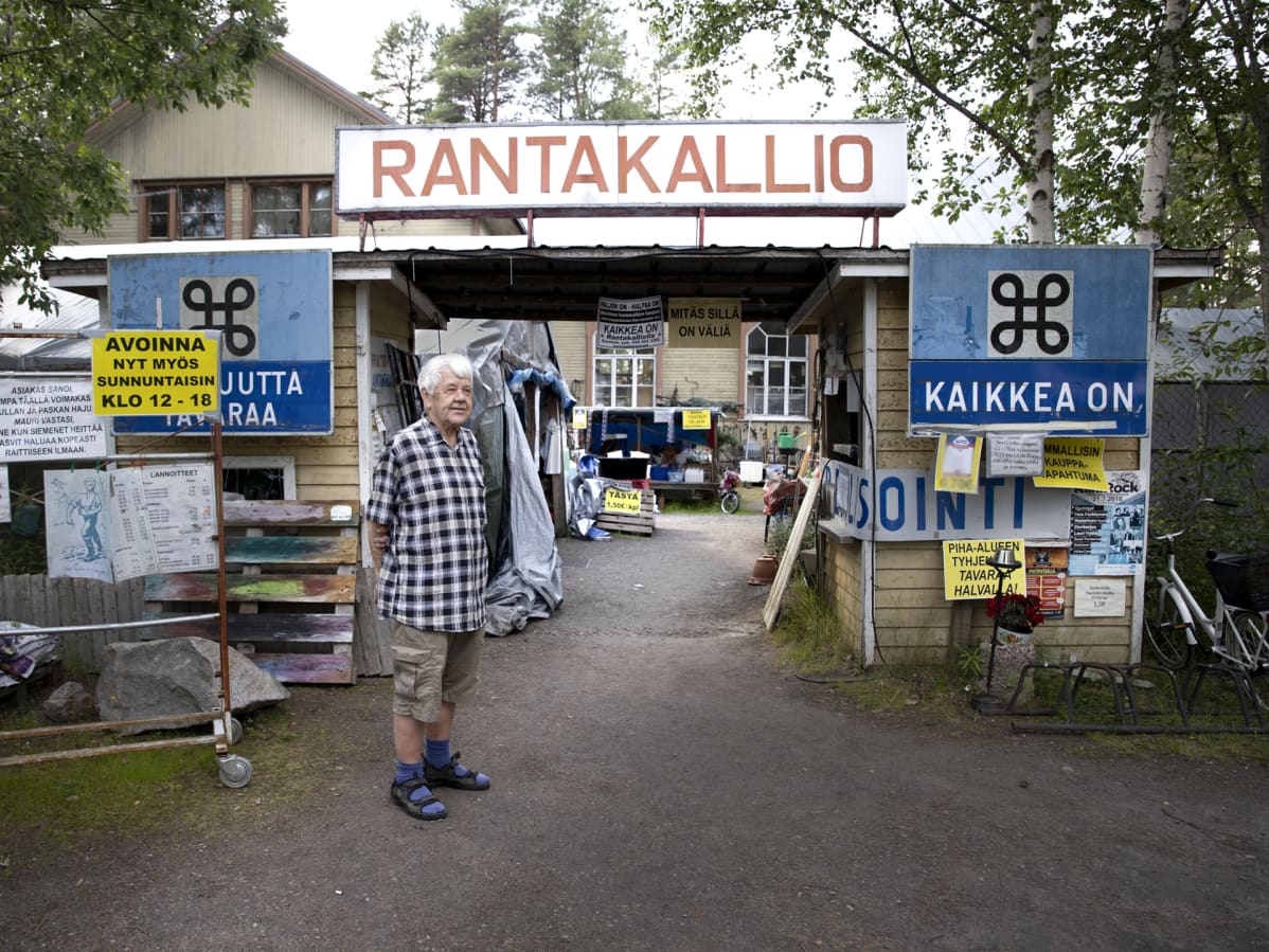 Mies kauppansa edessä