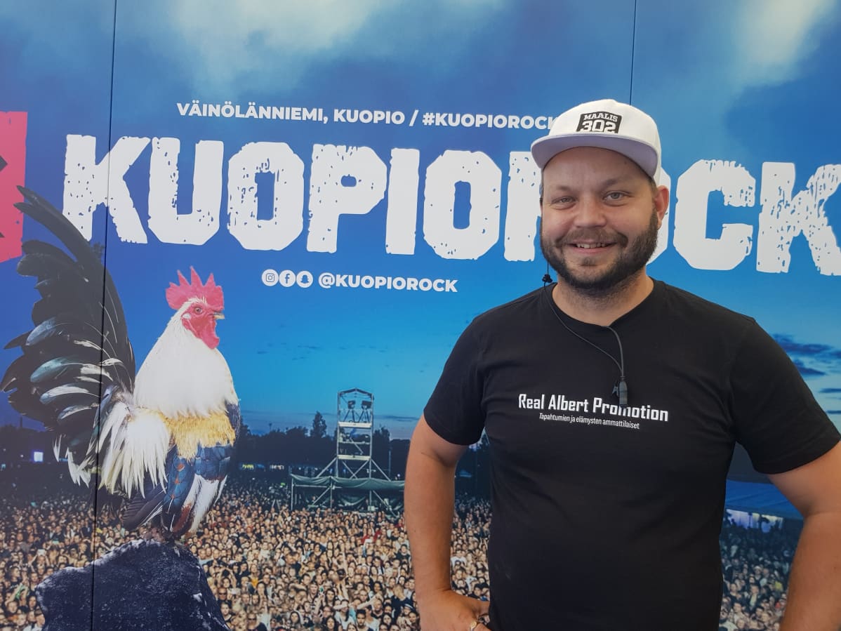 Kuopiorockin festivaalipäällikkö Allu Koskinen odotti porttien aukeamista hymyssä suin.