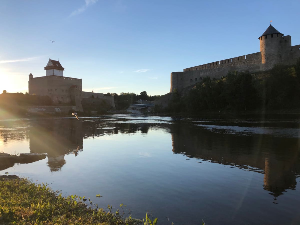 Narvan kaupungin erottaa venäläisestä Ivangorodin kaupungista vain kapea joki.