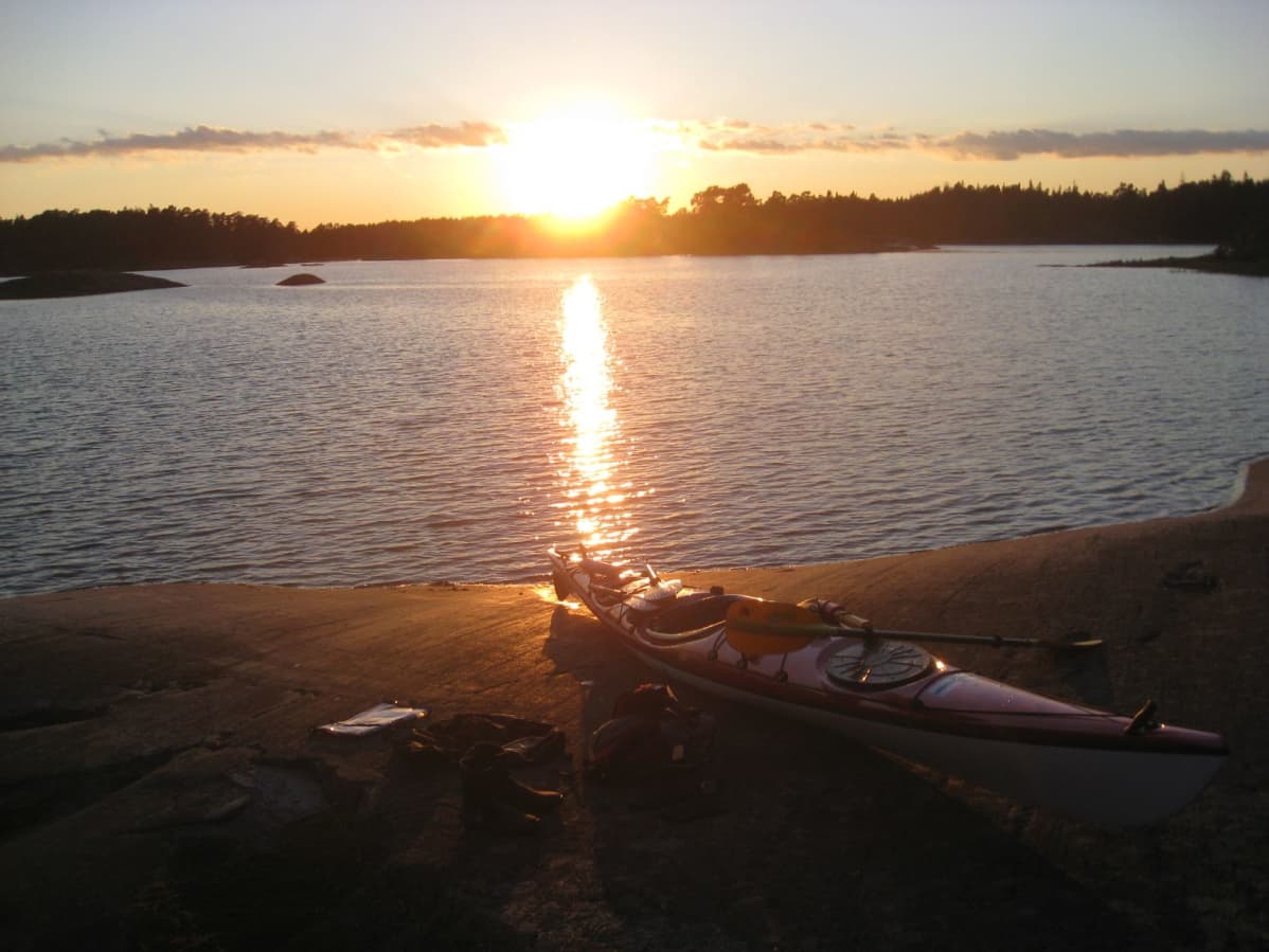 Meloja Antti Hirvosen kajakki ja ilta-aurinko.