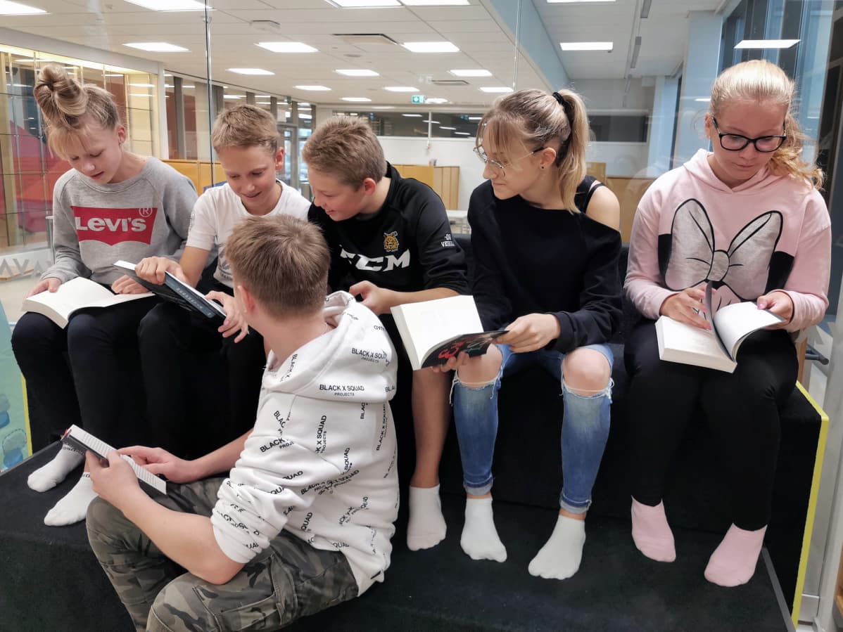 Nuoret lukevat kirjoja