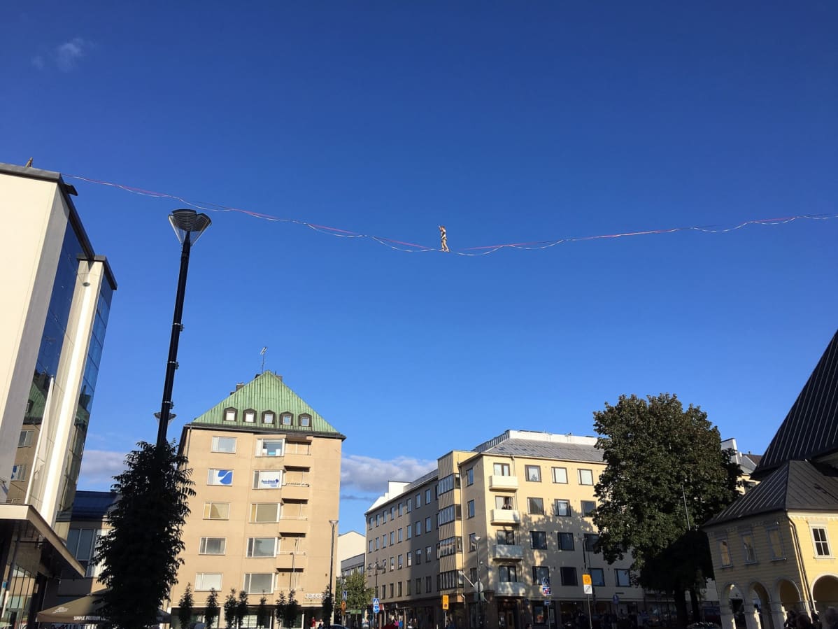 Kalle Leskelä 20 metrin korkeudessa.