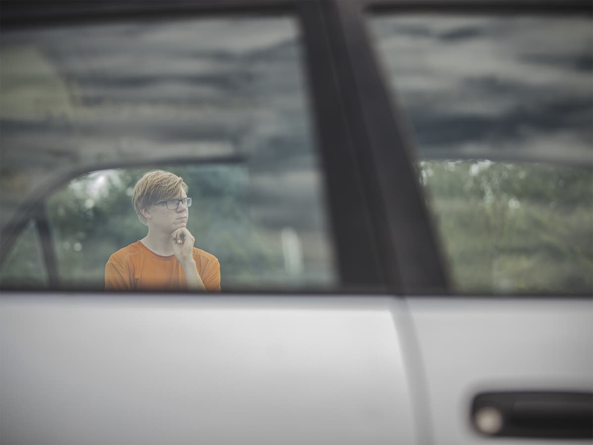Saku auton ikkunan läpi kuvattuna.