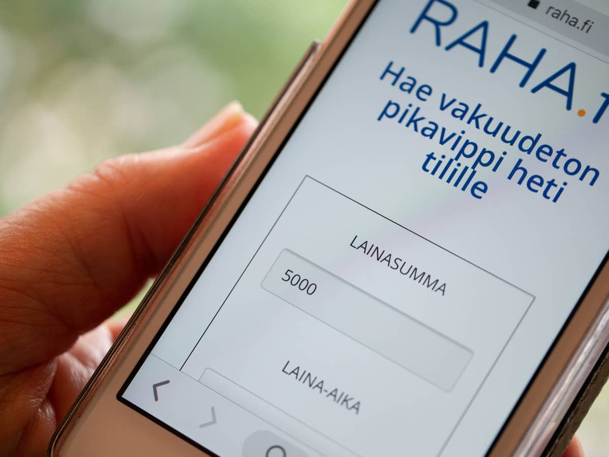 Kännykällä haetaan pikavippiä.