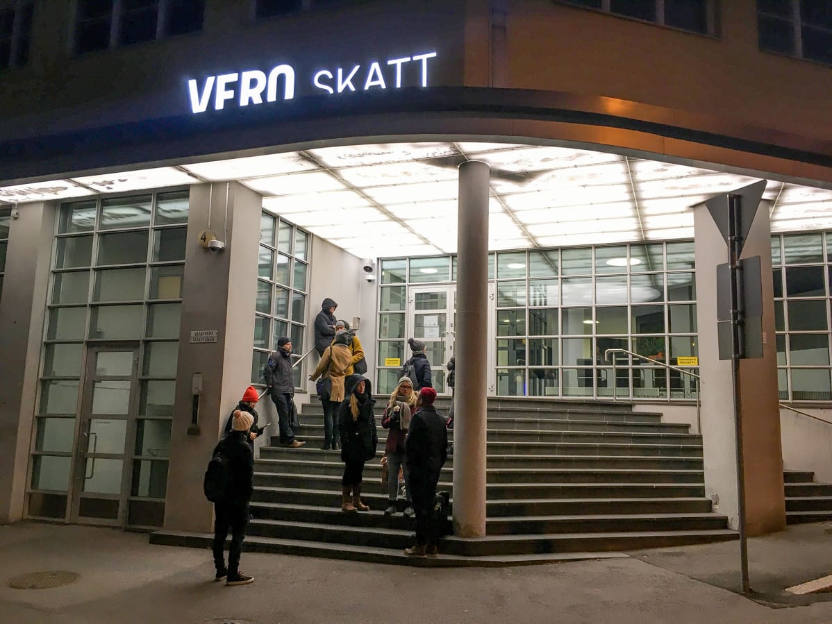 Toimittajia jonottamassa Verotoimiston portailla.