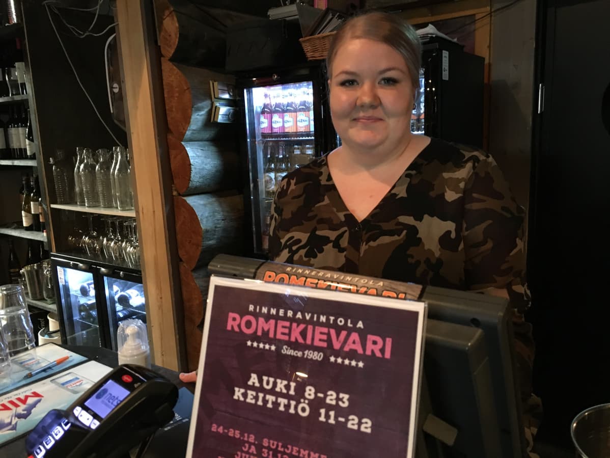 Hotelli Iso-Syötteen väliaikaisessa ravintolassa Romekievarissa työskentelevä vuoropäällikkö Maiju Rumpunen.