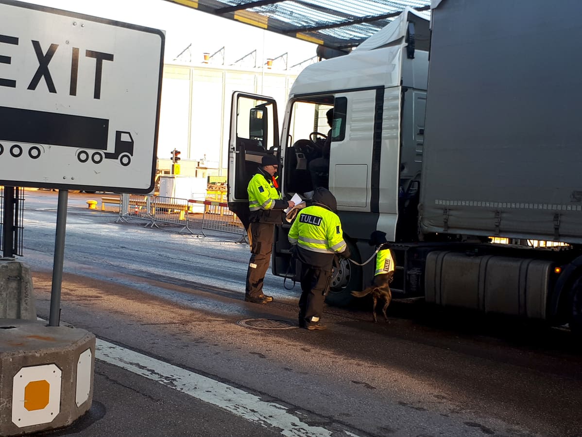 Meritullin tullivirkailijat tarkastavat Länsisatamassa rekkojen ja kuorma-autojen rahtilasteja.