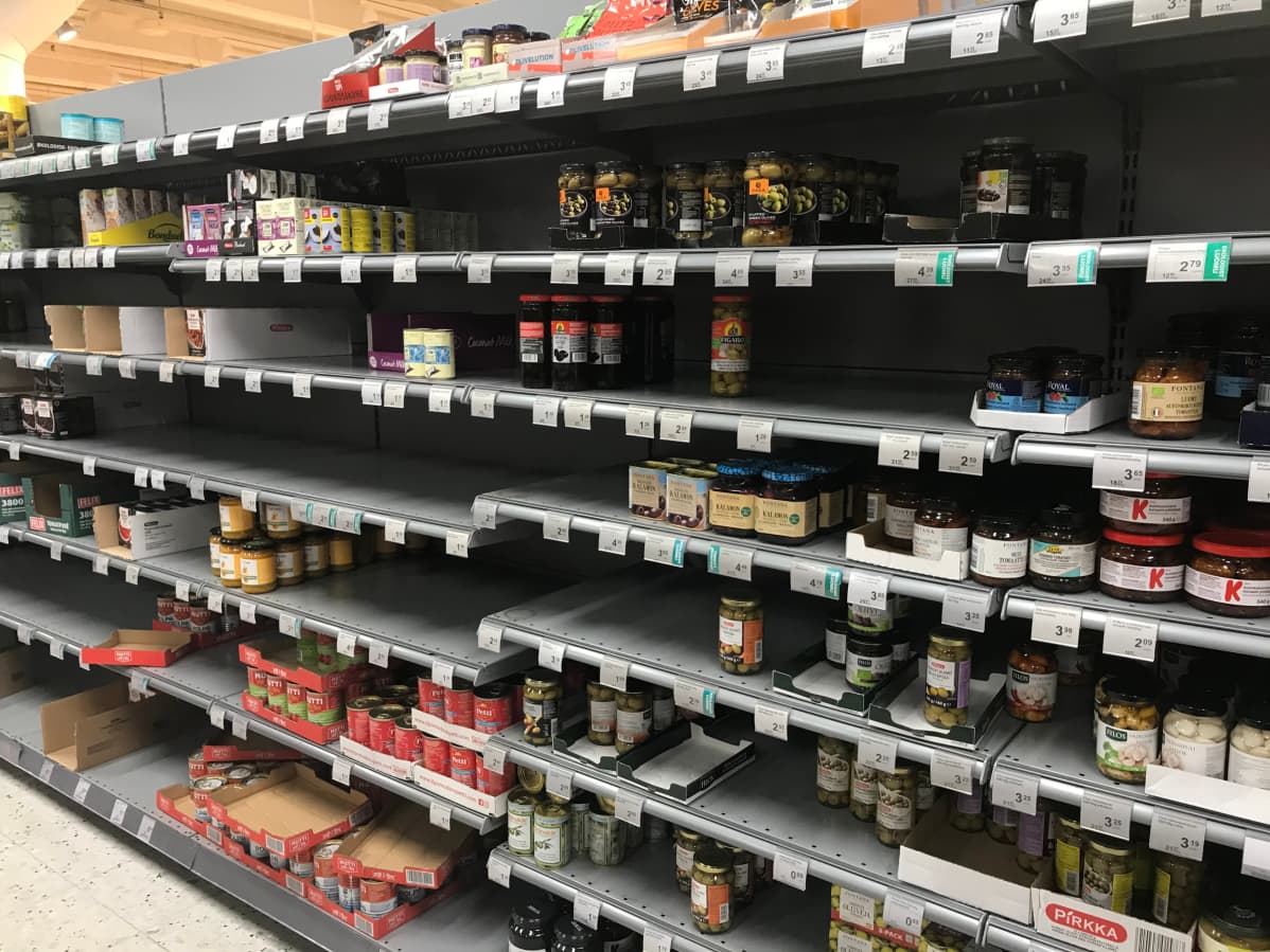 Säilykehyllyt ovat tyhjentyneet kaupoissa poikkeuksellisen hyvin.