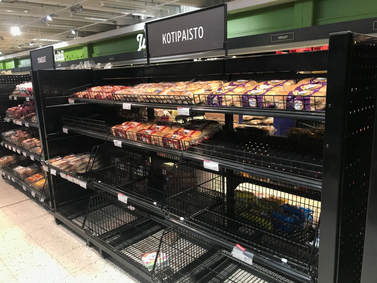 Leivonnaishyllyt tyhjenevät nopeasti. Kuva helsinkiläisestä K-supermarketista kauppakeskus Arabiassa.