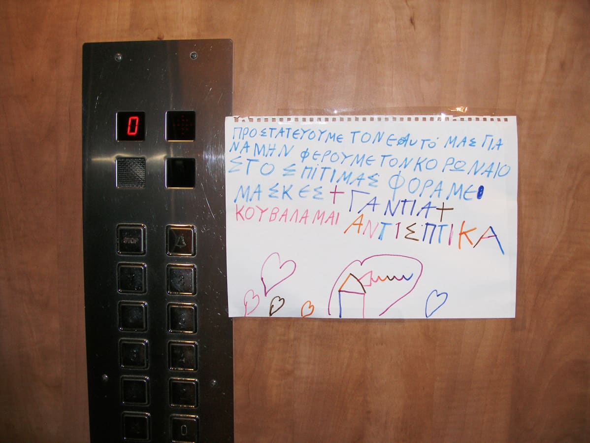 Kerrostaloissa pienet asukkaat muistuttavat naapureita käsihygienian merkityksestä korona-aikana.
