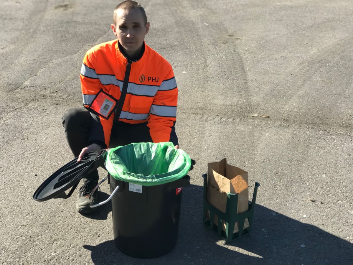 Jani Vehviläinen esittelee uusia biokimppa-astioita.