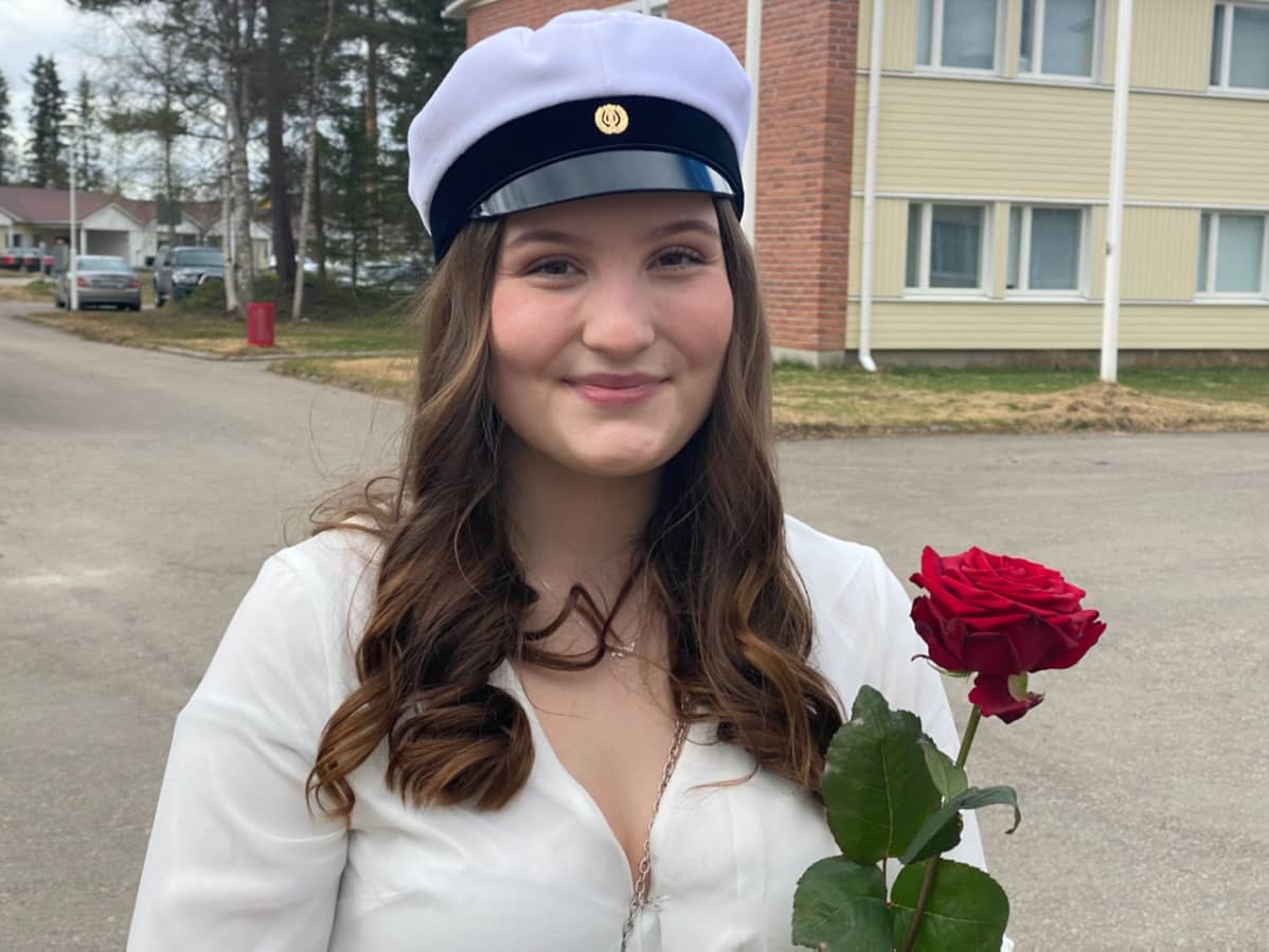 Juulia Alatorvinen on yksi Ivalon lukion tuoreista ylioppilaista.
