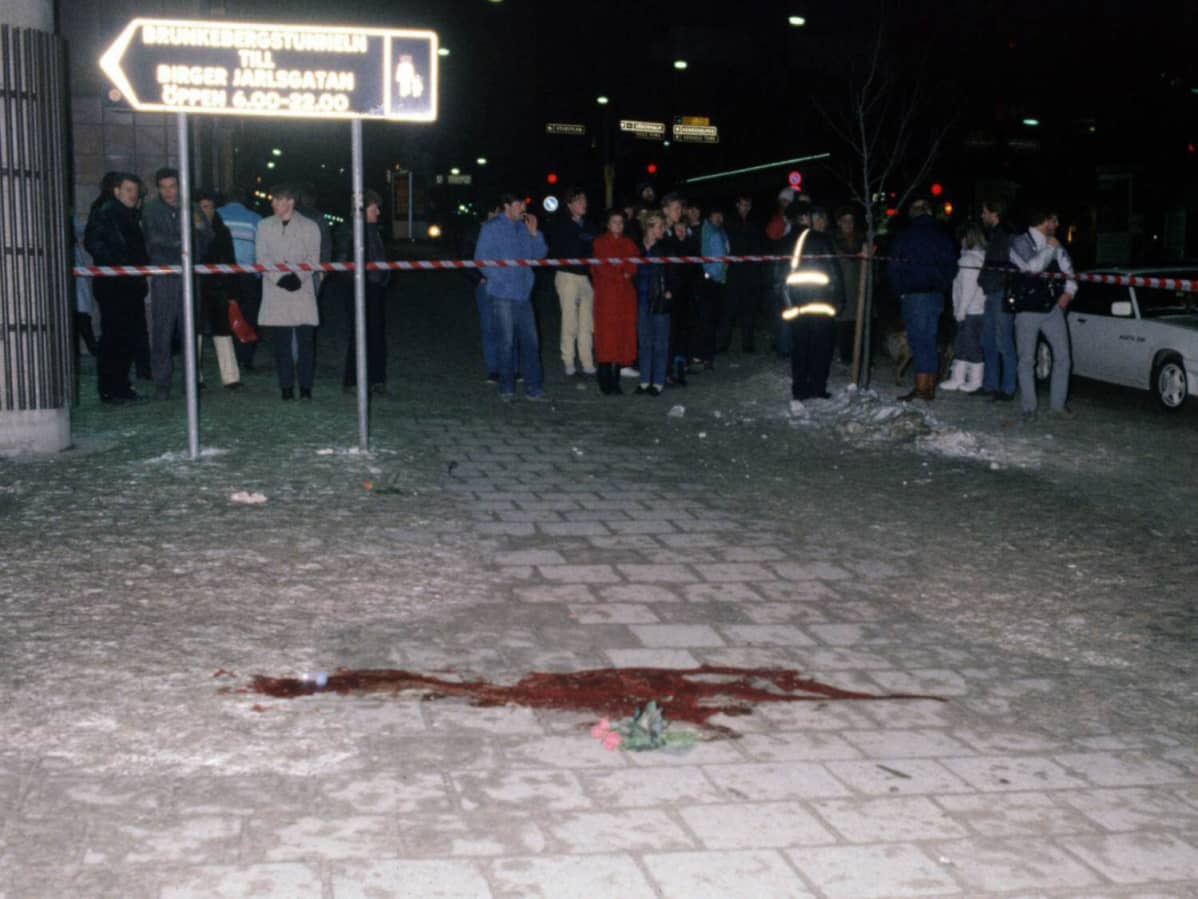 Verta Olof Palmen murhapaikalla Tukholmassa 1.3.1986.
