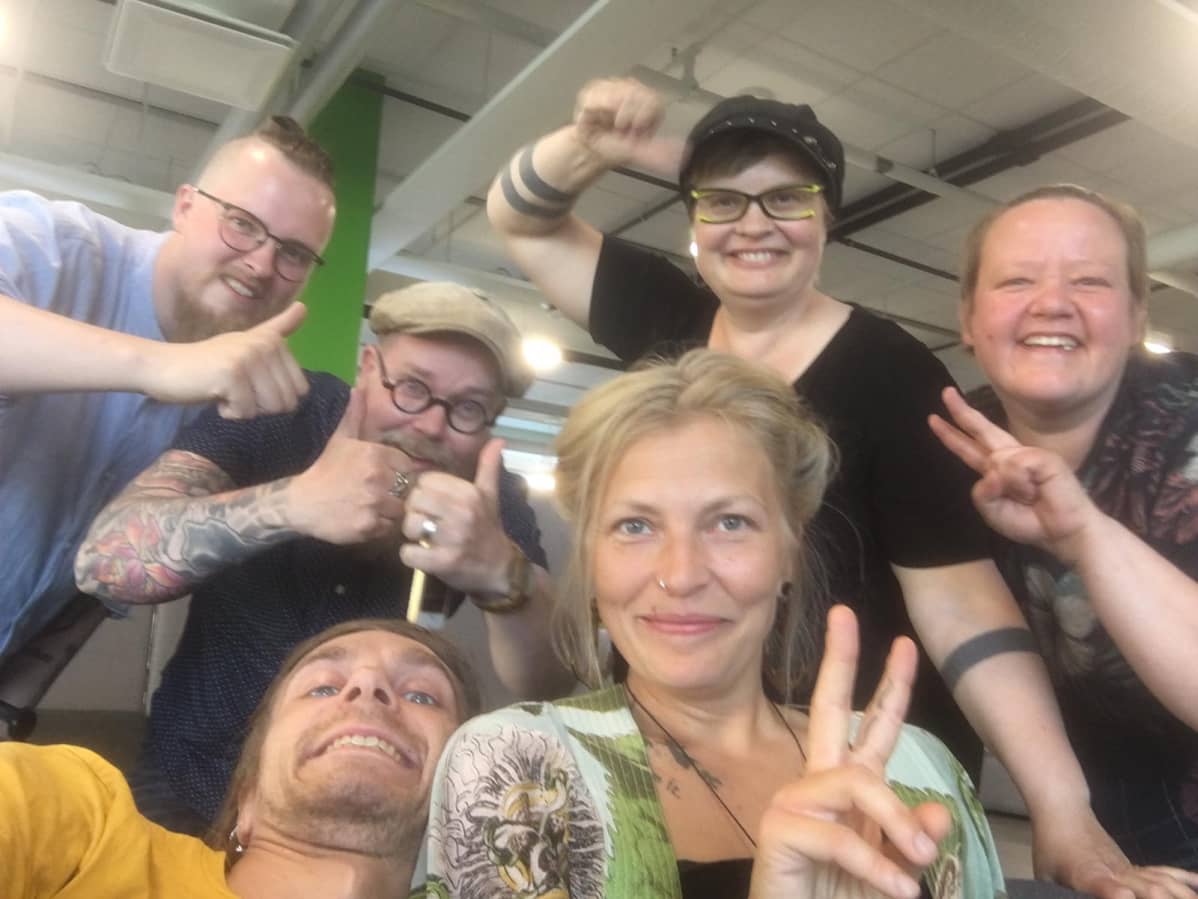 Reposaaren koulun puolustajia oli kokoontunut Porin valtuuston kokouspaikalle Satakunnan ammattikorkeakoulun kampukselle.