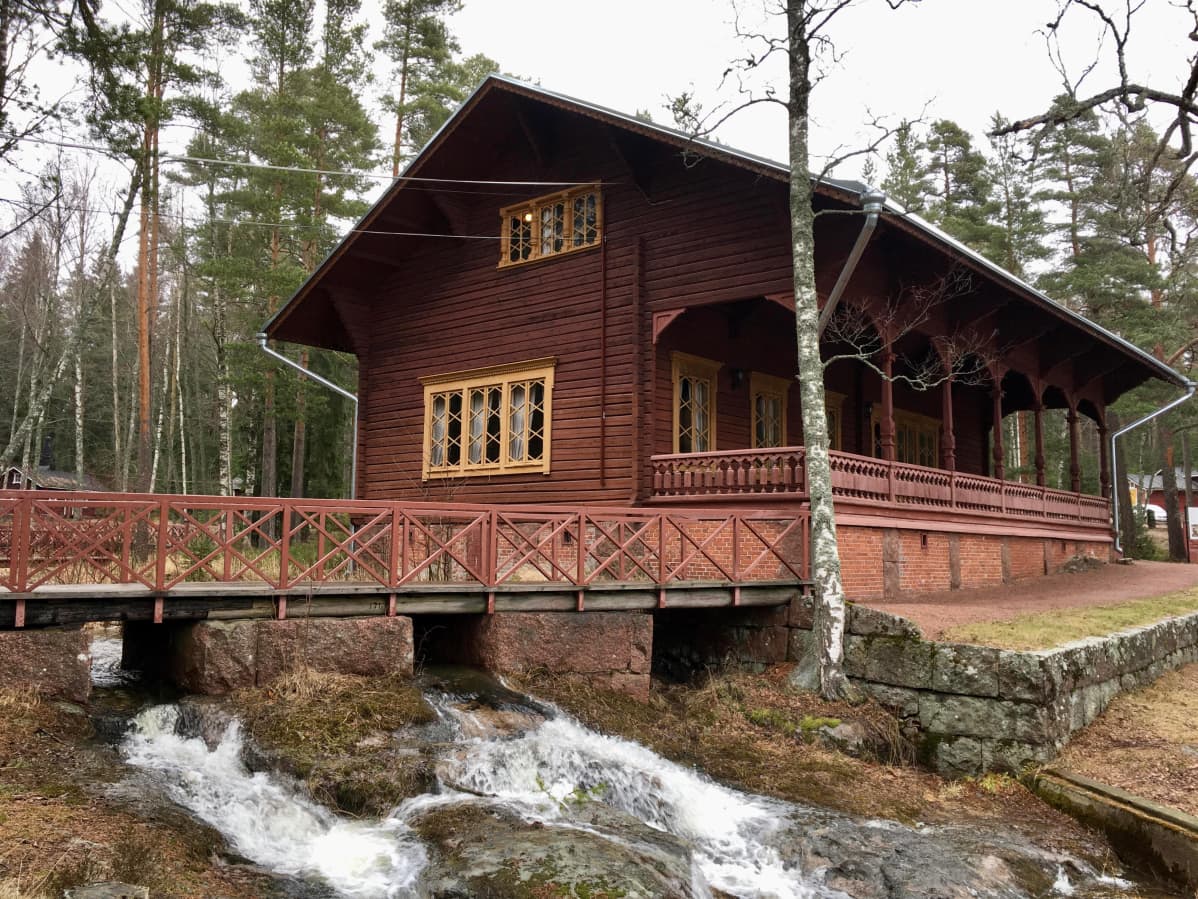 Langinkosken keisarillinen kalastusmaja ulkoa.
